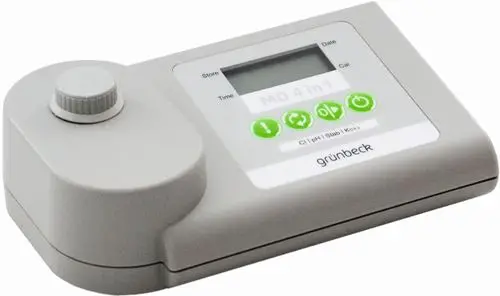 Gerät von Grünbeck zur Messung verschiedener Wasserparameter. Es verfügt über ein Display und Tasten zur Bedienung und Auswahl der Funktionen.